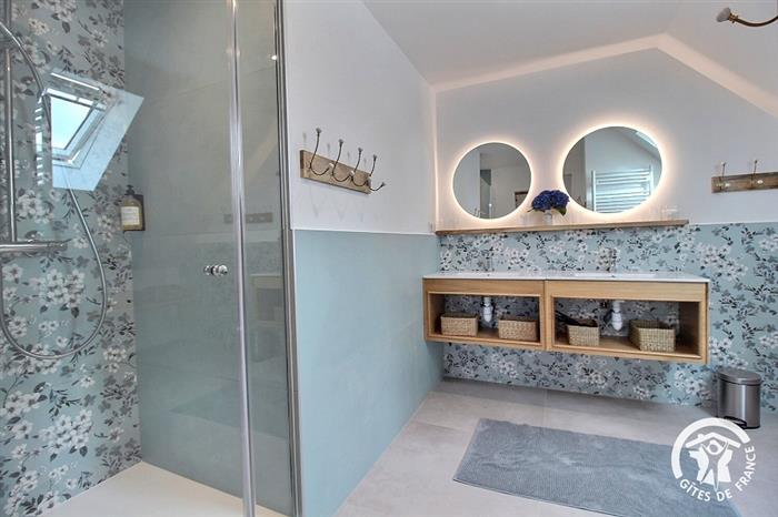 11 Salle de bain jeunes sabots Kordokov Trémereuc - © Gîte de France