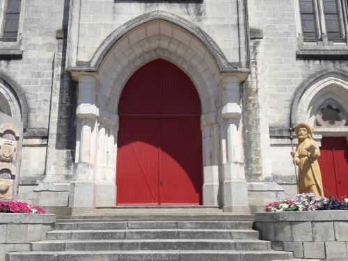 13- GUÉMENÉ-PENFAO - Le bourg - Parvis église - Solenn Rigault - 2019 (1)