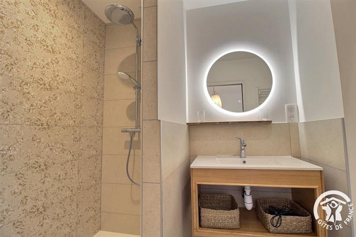17 Salle de bain petits crins Kordokov Trémereuc - © Gîte de France