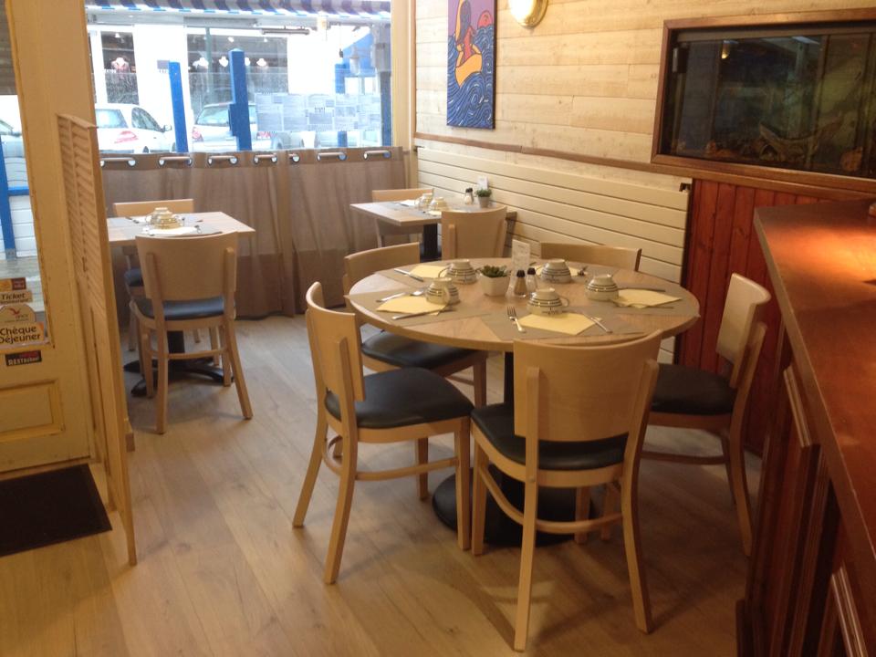 Creperie-Cote-Mer-Dinard-tables-dressees
