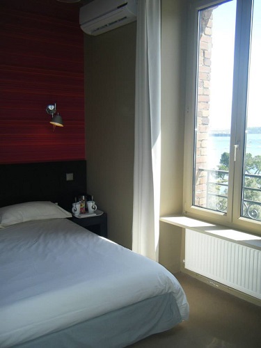 Hotel-Restaurant-Didier-Meril-chambre-double-rouge-3-4