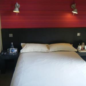 Hotel-Restaurant-Didier-Meril-chambre-double-rouge—©Hôtel Restaurant Didier Meril Hotel-Restaurant-Didier-Meril-chambre-double-rouge