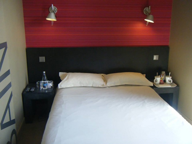 Hotel-Restaurant-Didier-Meril-chambre-double-rouge-7
