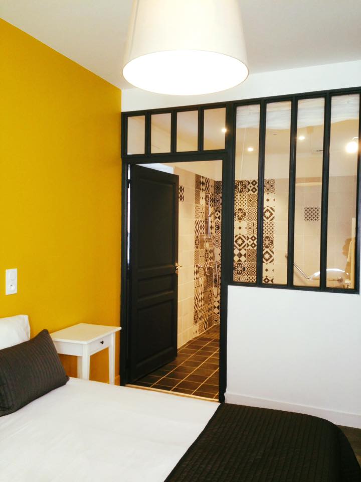 Hotel-Saint-Michel-Dinard-chambre-triple-jaune-salle-de-bain