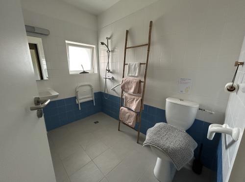 2 salles d'eau PMR privatives (siege de douche fixe ou mobile au choix)