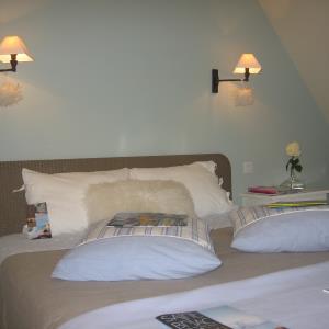 Le-Vieux-Logis-Vautier-Ginette-Saint-Briac-chambre-double-bleu-gris—Tous droits réservés Le-Vieux-Logis-Vautier-Ginette-Saint-Briac-chambre-double-bleu-gris