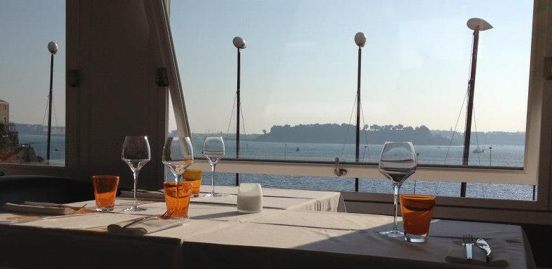 Le-Yacht-Dinard-table-dressee-vue-mer
