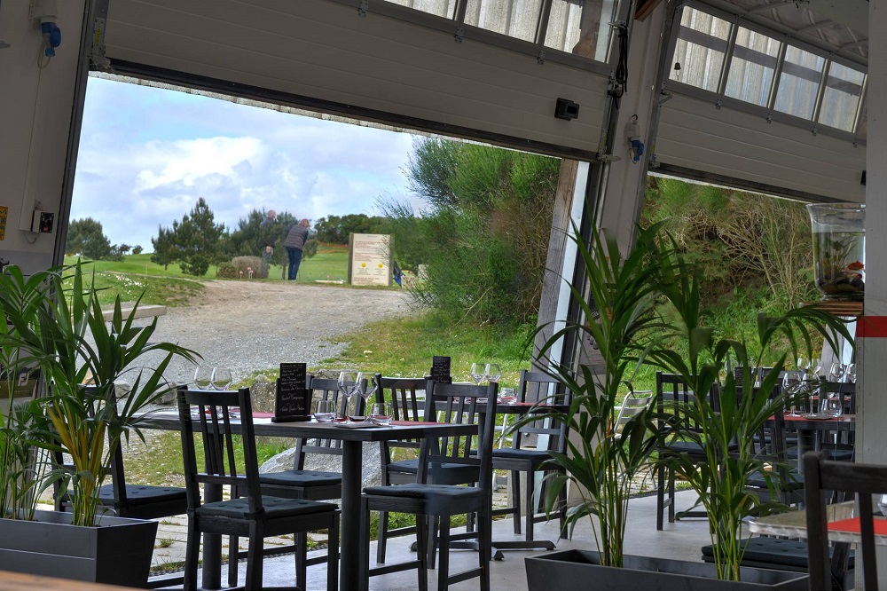 Les-Terrasses-du-golf-de-Lancieux-interieur-restaurant