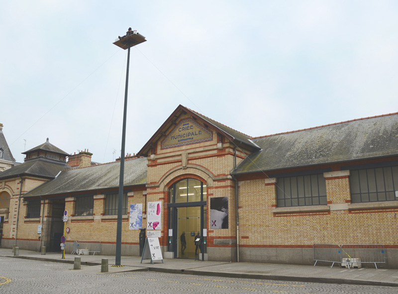 Abraham Poincheval, La Vigie, 2016 – performance devant La Criée centre d'art contemporain, Rennes