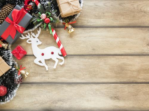 coffrets-cadeaux-pres-des-cerfs-et-des-guirlandes