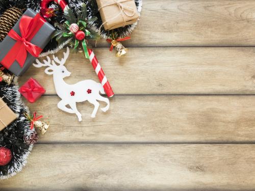 coffrets-cadeaux-pres-des-cerfs-et-des-guirlandes